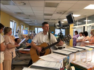 Pacientům Dialýzy Šumperk přišel zazpívat koledy primář s kolektivem zdravotníků